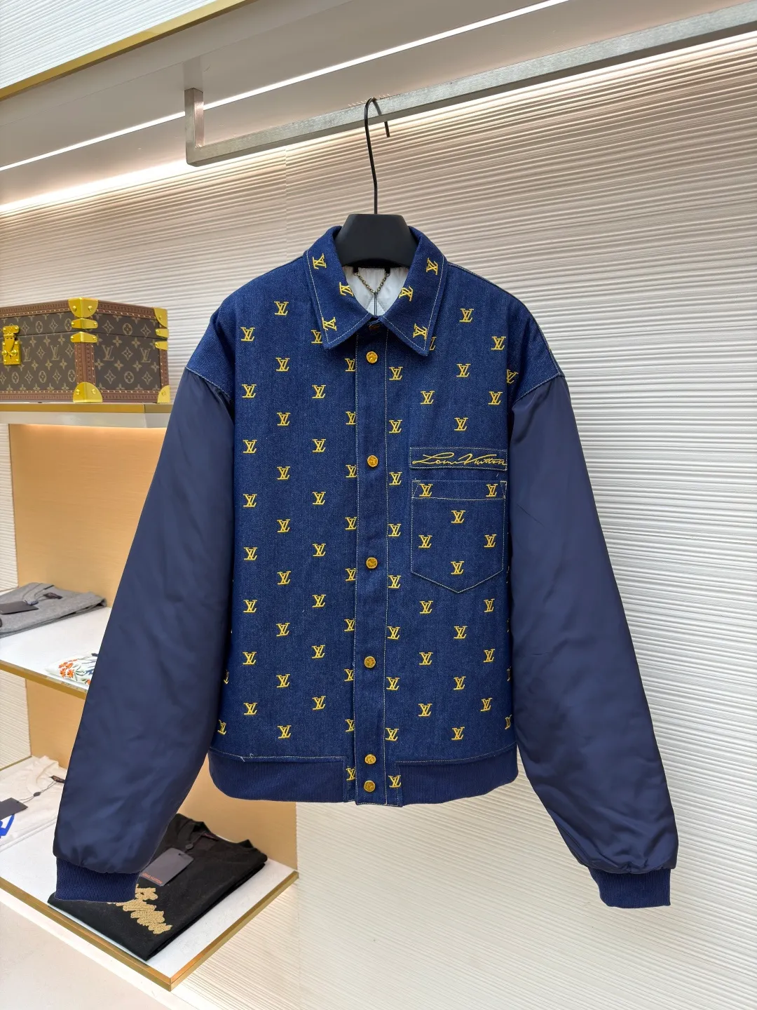 LOUIS VUITTON Full-frame embroidered denim splicing cotton jacket ●Original version: Purchased and developed for 29300 ●Item number: 1681690-B50 ●Material: twill denim cotton fabric ●Technology: embroidery production ●Color: royal blue ●Version: fitted version ●Weight: about 940 grams ●Size: 46-48-50-52 ●Description: Made of 10*10 count twill denim cotton, 11 ounces, 360 grams. Sleeves are woven, 50% cotton, 50% polyester. The lining is made of high-density rayon lining with 1400-wash cotton. The thread adopts 1*1 pure cotton 16 count double yarn thread. The access control button is made of electroplated brass four-button buckle, and the surface is electroplated with black oil and treated with black characters. The collar bar is electroplated brass and aged. The embroidery uses computer positioning embroidery technology. There are hundreds of embroidery logos on the front of the whole piece. The plate is adjusted 6 times. The printing fee is more expensive than clothes. The entire piece of clothing is aligned on the front, left, and back. The denim fabric is cut and washed from cloth, so that each cut piece is evenly colored. 1:1 high restoration. This baseball jacket is a clever update on a classic men's silhouette. The denim body is fully embroidered with the LV Blason pattern, and the handwritten Louis Vuitton logo is placed on the chest pocket to highlight the brand's identity. Nylon sleeves and rib elements collide with dynamic vitality, and the quilted lining has hidden functions that can easily transcend seasonal changes. The overall wiring is straight and delicate, the fabric is comfortable and soft, and the color is consistent without color difference. It can be matched with the same style to create a fashionable look and control various occasions. Customized accessories, complete with three standards, same style for men and women!